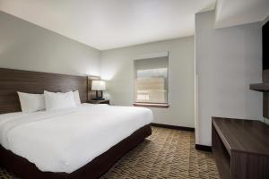 Ένα ή περισσότερα κρεβάτια σε δωμάτιο στο Clarion Pointe Charleston - West Ashley