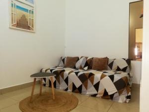 ein Wohnzimmer mit Sofa und Tisch in der Unterkunft Maison spacieuse avec jacuzzi et vue sur la mer à Sainte-Rose in Sainte-Rose