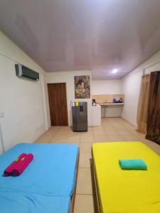 - une chambre avec un lit jaune et bleu dans l'établissement Ballena Oasis Homes( Dep Estudio con AC), à Uvita