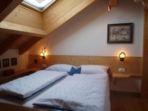 Postel nebo postele na pokoji v ubytování Mansarda Dolomiti