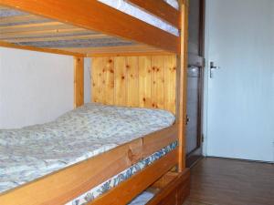 kilka łóżek piętrowych w pokoju w obiekcie Appartement cosy avec mezzanine et parking, proche des pistes - FR-1-592-47 w mieście Bolquere Pyrenees 2000