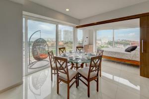 una sala da pranzo con tavolo, sedie e letto di ¡Hermoso Condo con espectacular vista a la bahia!! a Puerto Vallarta