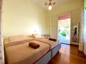 Postel nebo postele na pokoji v ubytování บ้านชมจันทร์