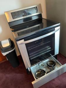 La cocina está equipada con tostadora, horno y sartenes. en 2-Bedroom Quincy Apt. with private parking & Wifi, en Quincy