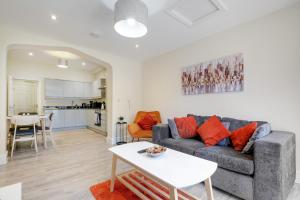sala de estar con sofá y mesa en The Norfolk - comfortable 1 Bedroom Apts with Parking, Maidenhead by 360Stays, en Maidenhead