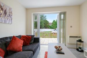 Khu vực ghế ngồi tại The Norfolk - comfortable 1 Bedroom Apts with Parking, Maidenhead by 360Stays