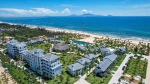 z powietrza widok na ośrodek na plaży w obiekcie Bliss Hoi An Beach Resort & Wellness w Hoi An