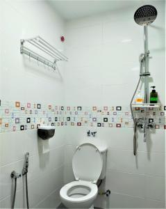 La salle de bains blanche est pourvue de toilettes. dans l'établissement Octopus House Langkawi Easy Shop Easy Play, à Kuah
