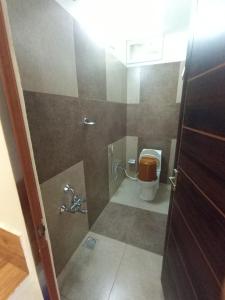Bathroom sa SpiceBuds FarmStay - Ramakkalmedu
