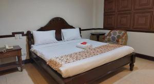 a bedroom with a bed and a desk and a chair at Hotel Vanna Angeles City Pampanga by RedDoorz in Angeles