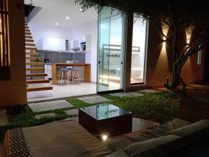 a living room with a glass house with a table at Bungalow VerdeMar con Jacuzzi Frente al Mar in Vichayito