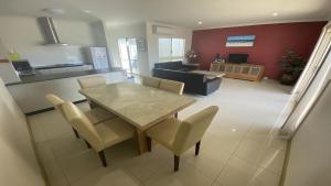 cocina y comedor con mesa y sillas en Unit 58 Seafront Estate en Jurien Bay