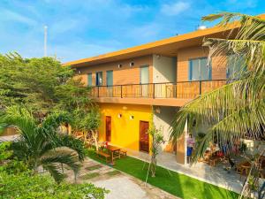 an exterior view of a house with a balcony at Lala Chill Homestay in Ke Ga