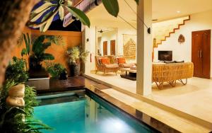 Casa con piscina y sala de estar en Aroha Boutique Villas en Seminyak