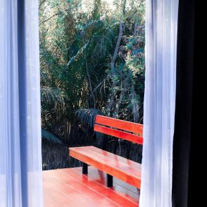 チャチューンサオにあるSunee View Hotelの窓の外に座る赤いベンチ
