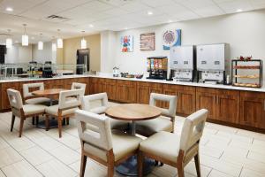 Kuchyň nebo kuchyňský kout v ubytování Staybridge Suites Orlando Royale Parc Suites by IHG