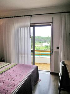 Tempat tidur dalam kamar di Hotel Ouro Verde