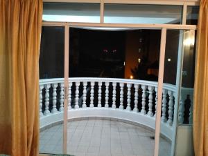 - une vue sur le balcon depuis la fenêtre dans l'établissement Pantai Puteri Kondominium, à Kampong Bukit Darat