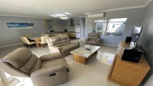 Unit 36 Seafront Estate في جوريين باي: غرفة معيشة مع أريكة وطاولة