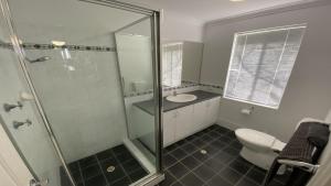 Un baño con ducha, lavabo e inodoro. en Miss Boronia, en Jurien Bay 4 fotos más