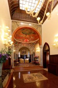 una grande hall con un dipinto sul muro di Hotel Palazzo Stern a Venezia