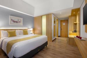 Uma cama ou camas num quarto em Aston Gresik Hotel & Conference Center