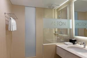 Uma casa de banho em Aston Gresik Hotel & Conference Center