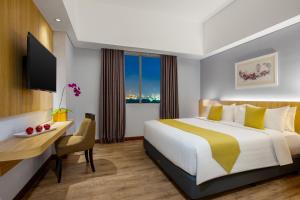 Uma cama ou camas num quarto em Aston Gresik Hotel & Conference Center