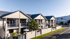 uma fila de edifícios de apartamentos numa rua em Nautilus Lodge Motel em Motueka