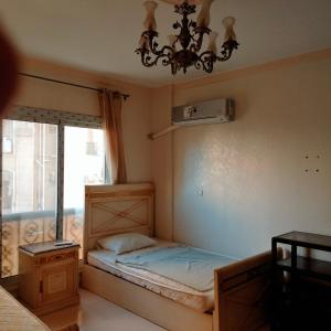 Ένα ή περισσότερα κρεβάτια σε δωμάτιο στο Afnan Guest- Rehab City