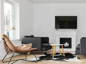 TV a/nebo společenská místnost v ubytování Holiday home NORRTÄLJE IX