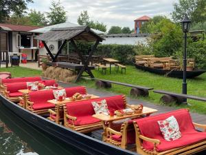 een boot met stoelen en tafels op het water bij Bei der Kahnfährfrau... NEU ERSTVERMIETUNG in Lübben
