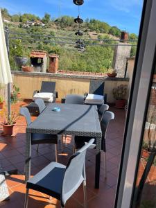 a patio with a table and chairs on a balcony at Casa Garibaldi in Pontremoli