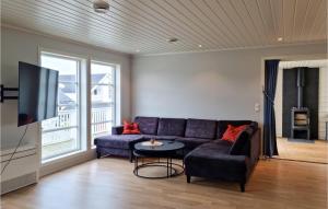 sala de estar con sofá y mesa en Amazing Home In Spangereid With Wifi And 5 Bedrooms, en Spangereid