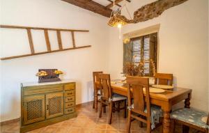 comedor con mesa de madera y sillas en Cozy Home In El Colmenar With Outdoor Swimming Pool, en El Colmenar