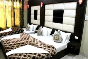 Ένα ή περισσότερα κρεβάτια σε δωμάτιο στο Hotel Samar