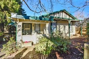 カトゥーンバにあるKings Bowerの小さな黄白の家