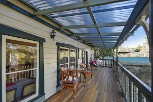 カトゥーンバにあるKings Bowerのデッキ(テーブル、椅子付)