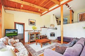 ein Wohnzimmer mit einem Sofa und einem Kamin in der Unterkunft Nagual Retreat in Leura with views in Leura