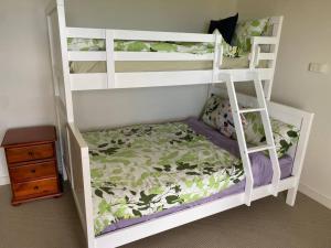Beautiful Home with Breath-taking Views Mt Tamborine客房内的一张或多张床位