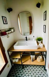 bagno con lavandino e specchio di Gessa bonita casa junto a Baqueira DREAM a Gessa