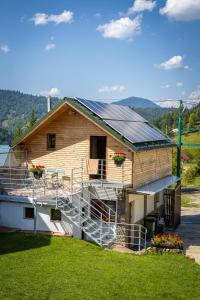 una casa con paneles solares en el techo en Pensiunea Novac en Durau
