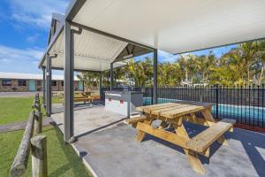 a pavilion with a picnic table and a grill at Palm Valley Motel in Tarro