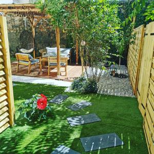 Vonkajšia záhrada v ubytovaní Lyon superbe jacuzzi vue sur jardin