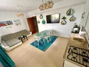 a living room with a table and a couch at Arcadia Apartament Mamaia Nord in Mamaia Nord