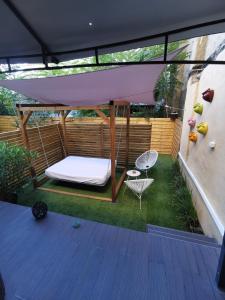 Vonkajšia záhrada v ubytovaní Lyon superbe jacuzzi vue sur jardin