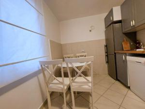 Kuchyňa alebo kuchynka v ubytovaní Apartment by the Beach Nona