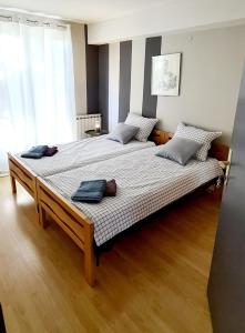 1 dormitorio con 2 camas y toallas. en Apartman 993, en Pale
