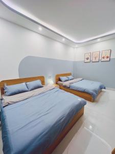 1 dormitorio con 2 camas en una habitación en EURO HOUSE en Dalat