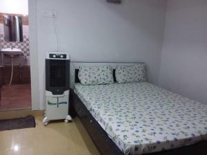 - une chambre avec un lit et une télévision dans l'établissement HOTEL SWAGAT, à Bokāro
